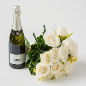 Buquê Tradicional de 16 Rosas Brancas e Espumante