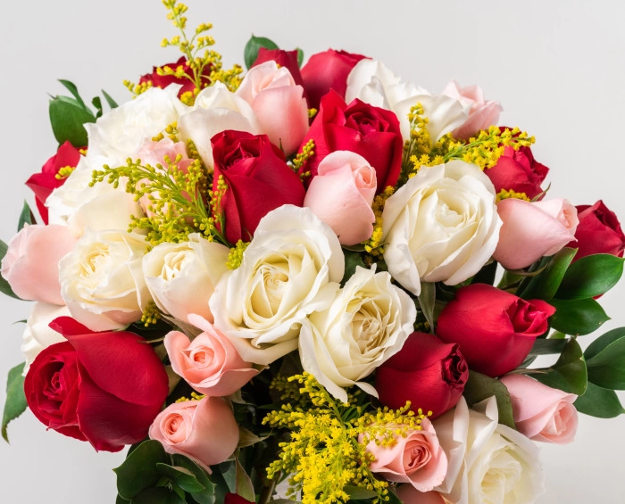 Buquê com 36 Rosas de Três Cores