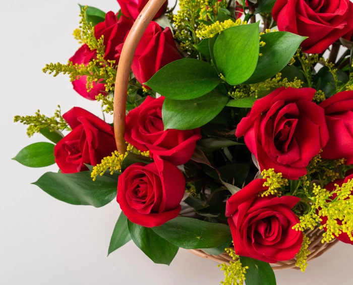 Cesta com 24 Rosas Vermelhas e Chocolate