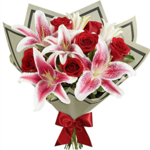 Buque Classic Rosas Vermelhas Com lírio cor de rosa